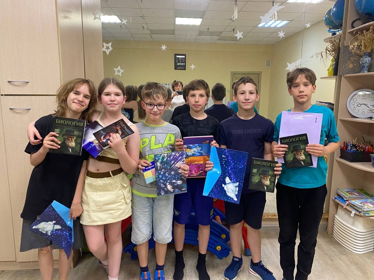 Старшие ученики с учебниками биологии